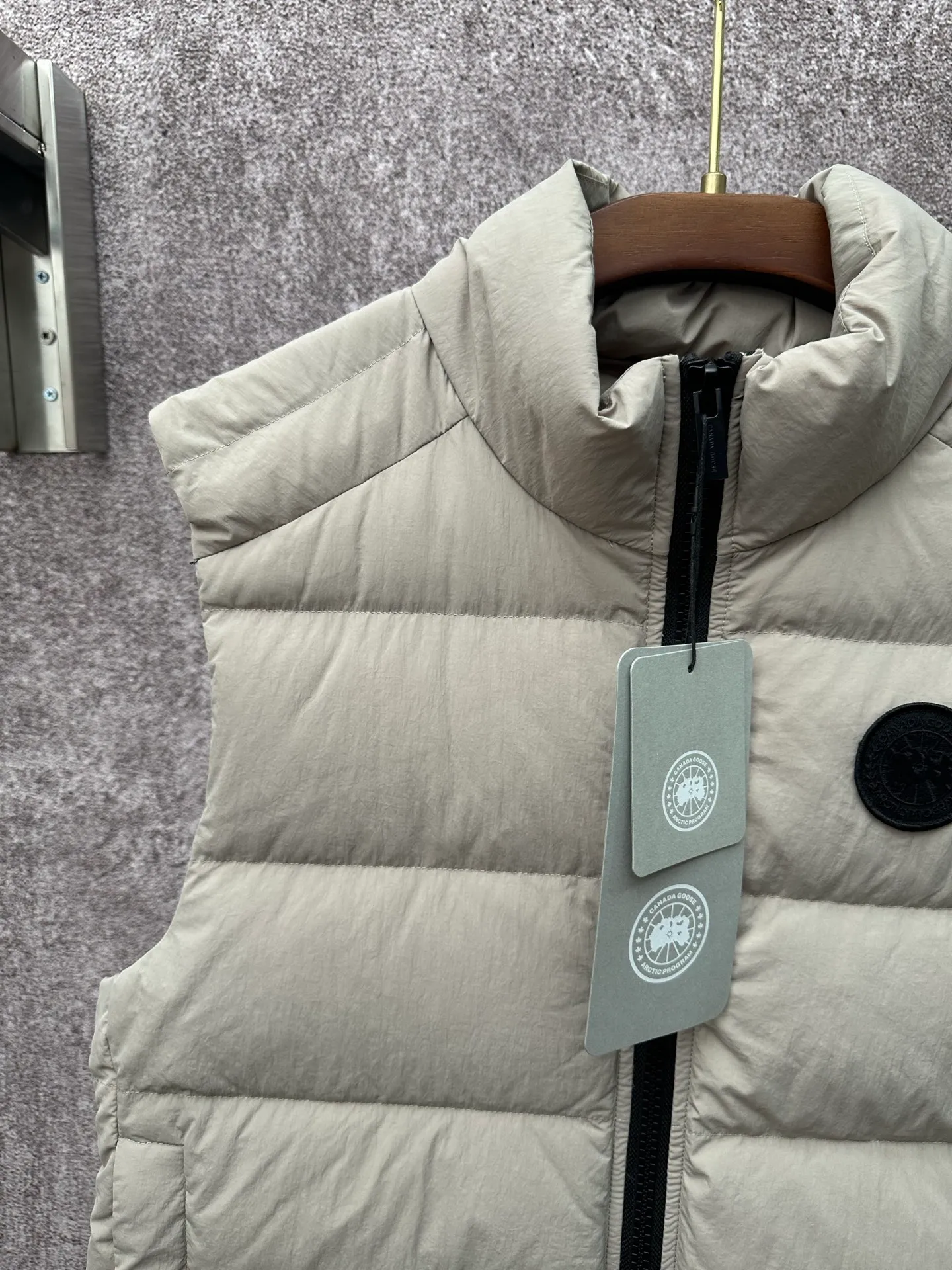 P720 Canada Goose Badge Down Vest Fabric selection: The use of high-quality protective nylon fabric not only enhances the wear resistance of the surface, but also takes into account wind resistance, ensuring excellent performance in various harsh weather conditions.  90 national standard high-quality white duck down: selected high-loft down, weighing 160g, light and warm, with excellent temperature locking performance and good resilience.  Three-dimensional quilting process: Precision thread reinforcement to prevent velvet drilling and ensure that the fluffy and resilient elasticity lasts as new.  Details: The ribbon is woven with polyester as the base, and the brand letters are decorated on the ribbon through high-precision computer embroidery. The edges of the pattern are clear, the stitches are fine and even, and multiple layers of embroidery thread are stacked to enhance the three-dimensional effect. Accessories: One-to-one customized logo, one-to-one customized zipper puller, one-to-one customized three-label SIZE: S M L XL